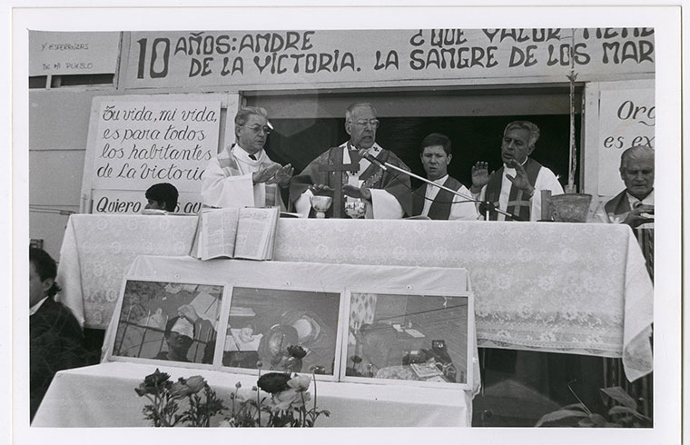 Décimo aniversario de la muerte del padre André Jarlan en la población La Victoria. Archivo diario La Nación. Universidad Diego Portales.