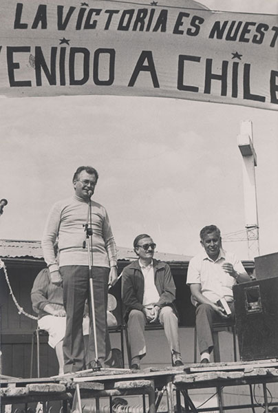 Pierre Dubois llegó a Chile en 1963. En los '80, se transformó en párroco de La Victoria.  Archivo diario La Nación. Universidad Diego Portales.