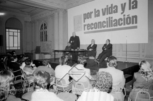 Monseñor Francisco Fresno visita la Vicaría para dar señal de apoyo. En la foto con el vicario Santiago Tapia. Fundación Documentación y Archivo de la Vicaría de la Solidaridad