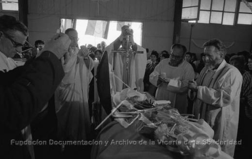 Funeral del padre Jarlan en La Victoria. Fundación Documentación y Archivo Vicaría de la Solidaridad