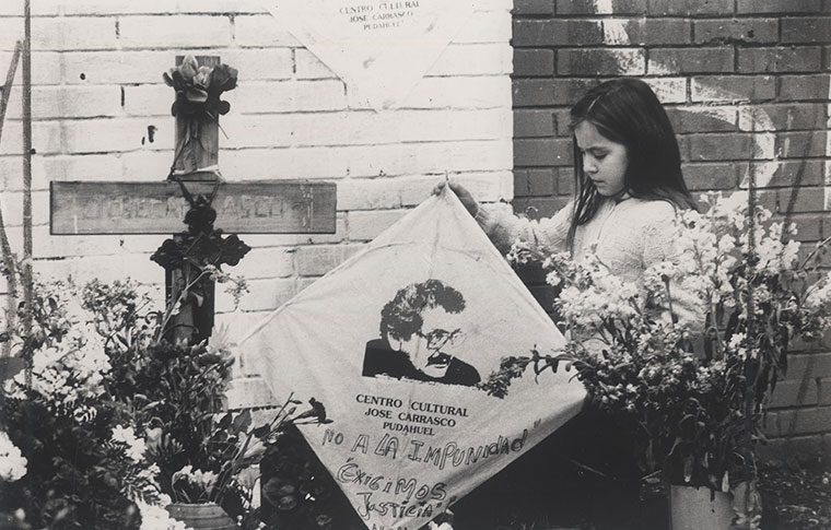 Homenaje en recuerdo de Pepe Carrasco, asesinado en septiemnbre de 1986 en venganza por atentado a Pinochet.  Archivo diario La Nación. Universidad Diego Portales.