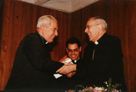 Monseñor Sergio Valech, el último vicario de la Solidaridad, con el arzobispo Carlos Oviedo. Fundación Documentación y Archivo de la Vicaría de la Solidaridad.