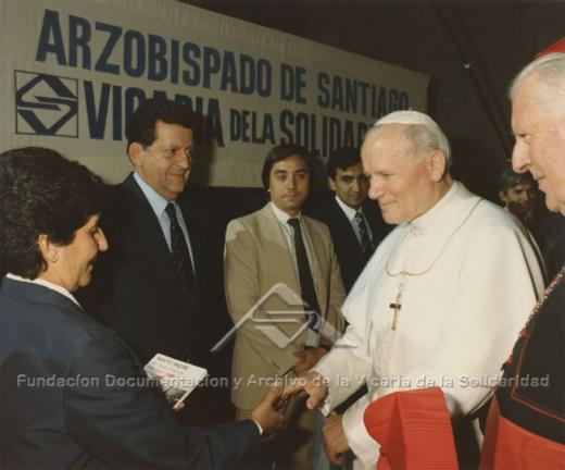 El Papa Juan Pablo II saluda a Sola Sierra, quien lideró la Agrupación de Familiares de Detenidos Desaparecidos. Fundación Documentación y Archivo de la Vicaría de la Solidaridad.